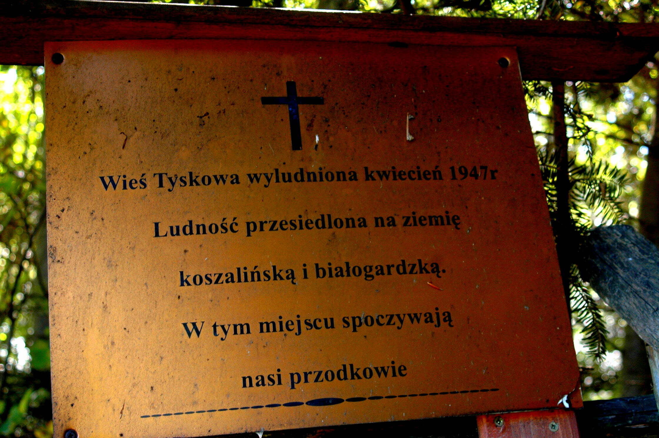 Do niedawna ta tablica była w Tyskowej, obecnie stoi krzyż w miejscu cerkwiska z nowym napisem / fot. Lidia Tul-Chmielewska