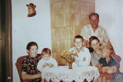Od lewej: babcia (mama mamy), Marek, ja, ojczym Zygmunt, mama i Andrzej na kolanach. Czarna PGR. / fot. Archiwum Lesława Grabowskiego