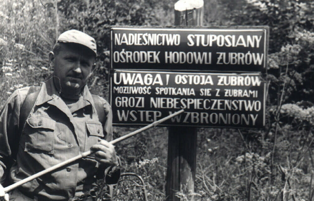 Tablica ostrzegawcza przy zagrodzie nad Zworem 1964 r./Fot. arch. S. Klimek